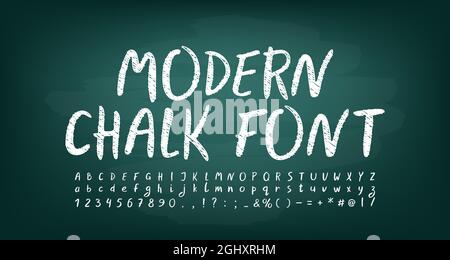 Weiße Kreidetalphabet-Buchstaben und -Zahlen auf dunkelgrüner Tafel. Vektorgrafik von Hand gezeichnete Schriftart Skizzenstil. Stock Vektor