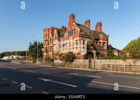 Birkenhead, Großbritannien: Hotel California Pub und Musiklocation, New Chester Road. Früher Revolver und das königliche Schloss, jetzt für den Abriss geplant Stockfoto