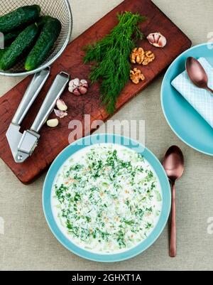 Kalte Gemüsesuppe mit Joghurt, Gurke und Knoblauch Stockfoto