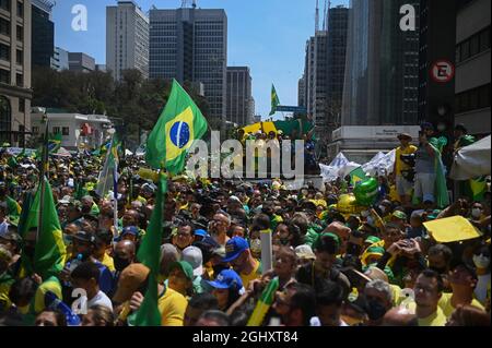 Sao Paulo, Brasilien. September 2021. Anhänger von Präsident Bolsonaro nehmen an einer Kundgebung zur Unterstützung des Staatsoberhauptes am Unabhängigkeitstag Teil. Zehntausende Menschen haben mit antidemokratischen Parolen für Bolsonaro demonstriert. Der rechte Führer selbst drohte dem Obersten Gerichtshof STF während einer Rede in Brasilia. Kredit: Andre Borges/dpa/Alamy Live Nachrichten Stockfoto