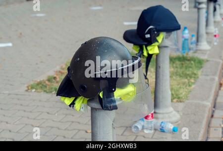 Bulgarien, Sofia, 10. SEPTEMBER: Polizeihelme und Plastikflaschen während des Protestes zum Sturz der Regierung und zum Rücktritt Stockfoto