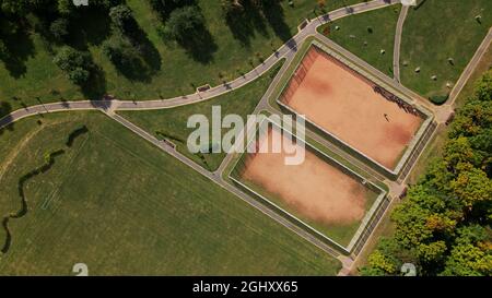 Wanderwege und Sportplätze im Parkbereich. Luftaufnahmen. Stockfoto