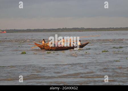 Bahnhof Chandpur Boro. Am 7. September 2021 werden Fischer auf dem Boot fischen gesehen. Chandpur Fischmarkt ist der größte Großhandelsmarkt des Landes, große Mengen von Ilish Fisch werden jeden Tag aus der Bucht in Chandpur Boro Station vernet. Am 7. September 2021 in Chandpur, Bangladesch. (Foto von Habibur Rahman / Eyepix Group) Stockfoto