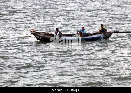 Bahnhof Chandpur Boro. Am 7. September 2021 werden Fischer auf dem Boot fischen gesehen. Chandpur Fischmarkt ist der größte Großhandelsmarkt des Landes, große Mengen von Ilish Fisch werden jeden Tag aus der Bucht in Chandpur Boro Station vernet. Am 7. September 2021 in Chandpur, Bangladesch. (Foto von Habibur Rahman / Eyepix Group) Stockfoto