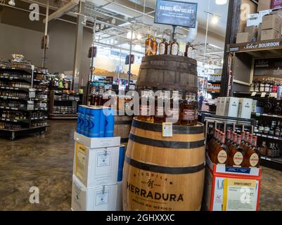 Bellevue, WA USA - ca. August 2021: Ansicht einer Redemption Bourbon-Ausstellung in einem Total Wine-Getränkeladen. Stockfoto