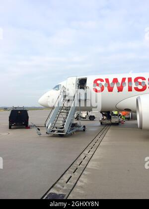 ZÜRICH, SCHWEIZ - 15. NOV 2017: Schweizer Airbus A220 CSeries kurz vor dem Einsteigen in den Morgen Stockfoto