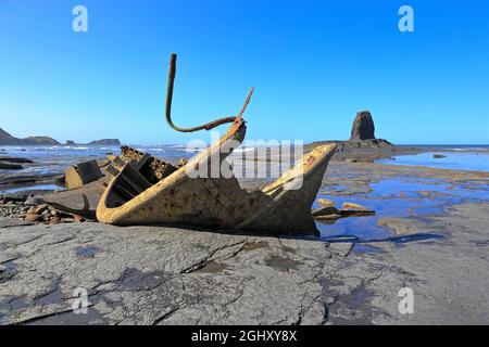 Wrack des Admiral von Tromp und des Black NAB-Seestapels in Saltwick Bay bei Whitby, North Yorkshire, England, Großbritannien. Stockfoto