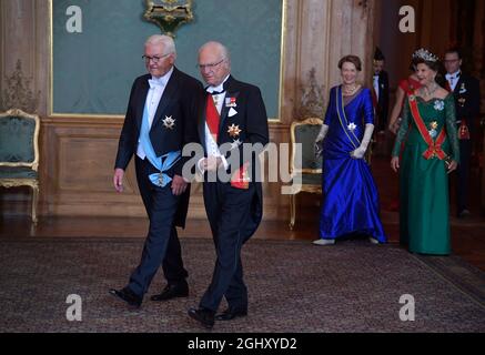 Am 07 2021. September treffen Bundespräsident Frank-Walter Steinmeier (L) und Schwedens König Carl Gustaf, gefolgt von Steinmeier's Frau Elke Büdenbender und Königin Silvia zu einem Staatsbankett im Königlichen Palast in Stockholm, Schweden, ein. Das deutsche Präsidentenpaar kam am Dienstag zu einem dreitägigen Staatsbesuch nach Schweden. Foto: Anders Wiklund / TT / kod 10040 Stockfoto