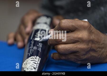 Cooperstown, Usa. September 2021. Baseballstar Reggie Jackson signiert am Dienstag, den 7. September 2021, Autogramme im Save at Home Shop in der Innenstadt in der Nähe der Major League Baseballhalle in Cooperstown, New York. Derek Jeter, Ted Simmons, Larry Walker und Marvin Miller, der Gewerkschaftsführer der Spieler, werden am 8. September in den HOF aufgenommen. Foto von Pat Benic/UPI Credit: UPI/Alamy Live News Stockfoto