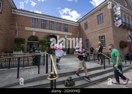 Cooperstown, Usa. September 2021. Am Dienstag, den 7. September 2021, treten Fans in die Major League Baseballhalle in Cooperstown, New York, ein und verlassen sie. Derek Jeter, Ted Simmons, Larry Walker und Marvin Miller, der Gewerkschaftsführer der Spieler, werden am 8. September in den HOF aufgenommen. Foto von Pat Benic/UPI Credit: UPI/Alamy Live News Stockfoto