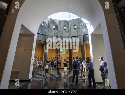 Cooperstown, Usa. September 2021. Fans sehen sich am Dienstag, den 7. September 2021, die Exponate in der Major League Baseballhalle in Cooperstown, New York, an. Derek Jeter, Ted Simmons, Larry Walker und Marvin Miller, der Gewerkschaftsführer der Spieler, werden am 8. September in den HOF aufgenommen. Foto von Pat Benic/UPI Credit: UPI/Alamy Live News Stockfoto