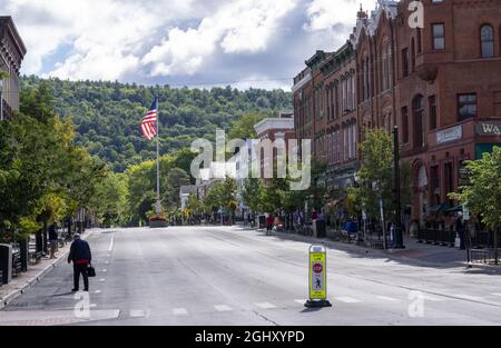 Cooperstown, Usa. September 2021. Die Hauptstraße von Cooperstown, New York, ist am Tag vor der Eröffnungszeremonie der Baseballhalle am Dienstag, dem 7. September 2021, nicht überfüllt. Derek Jeter, Ted Simmons, Larry Walker und Marvin Miller, der Gewerkschaftsführer der Spieler, werden am 8. September in den HOF aufgenommen. Foto von Pat Benic/UPI Credit: UPI/Alamy Live News Stockfoto