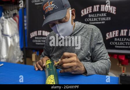 Cooperstown, Usa. September 2021. Baseballstar Reggie Jackson signiert am Dienstag, den 7. September 2021, Autogramme im Safe at Home Shop in der Innenstadt in der Nähe der Major League Baseballhalle in Cooperstown, New York. Derek Jeter, Ted Simmons, Larry Walker und Marvin Miller, der Gewerkschaftsführer der Spieler, werden am 8. September in den HOF aufgenommen. Foto von Pat Benic/UPI Credit: UPI/Alamy Live News Stockfoto