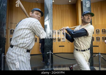 Cooperstown, Usa. September 2021. Die Figuren von Babe Ruth (L) und Ted Musial werden am Dienstag, den 7. September 2021, in der Hall of Fame der Major League Baseballspielen in Cooperstown, New York, gezeigt. Derek Jeter, Ted Simmons, Larry Walker und Marvin Miller, der Gewerkschaftsführer der Spieler, werden am 8. September in den HOF aufgenommen. Foto von Pat Benic/UPI Credit: UPI/Alamy Live News Stockfoto