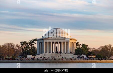 Ein Bild des Thomas Jefferson Memorial von der anderen Seite des Tidal Basin. Stockfoto