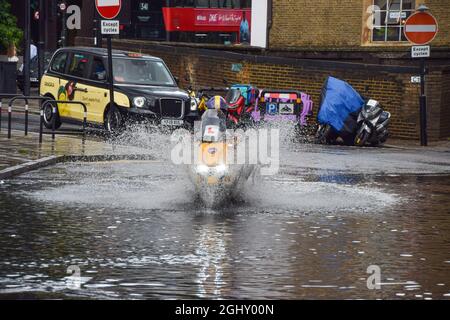 London, Großbritannien. August 2021. Überflutete die Farringdon Lane im Zentrum von London nach einem Tag starken Regens. Stockfoto