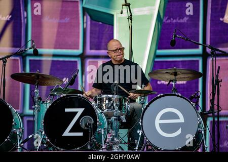 Seattle, USA. September 2021. Seattle, WA - 06. SEPTEMBER 2021 : Drummer Patrick Wilson von der Rockband Weezer tritt während der Hella Mega Tour im T-Mobile Park am 06. September 202 1 in Seattle, Washington, vor ausverkauften Zuschauern auf. Photo Xander Decchio/imageSPACE Credit: Imagespace/Alamy Live News Stockfoto