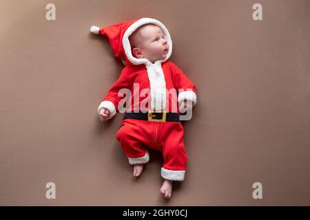 Neugeborenes Mädchen in weihnachtsmann Kostüm gekleidet. Stockfoto