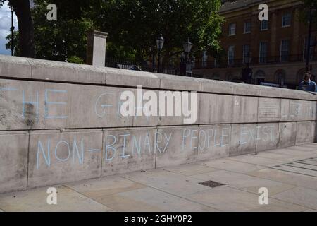 London, Großbritannien. August 2021. Demonstranten versammelten sich vor der Downing Street und forderten ein Ende der Diskriminierung der Trans-Gemeinschaft, eine bessere Unterstützung der Regierung gegen Hass und Verbesserungen der Wartezeiten im Bereich der Trans-Gesundheitsversorgung. Stockfoto