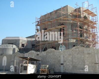 DOH, KATAR - 01. Dez 2013: Eine Nahaufnahme einer der zahlreichen Villen, die in der Wüste am Stadtrand von Doha, Katar, gebaut werden Stockfoto