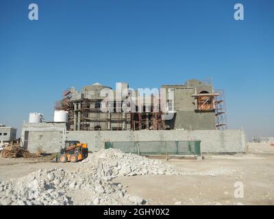 D, KATAR - 25. Nov 2013: Eine Nahaufnahme einer der zahlreichen Villen, die in der Wüste am Stadtrand von Doha, Katar, gebaut werden Stockfoto