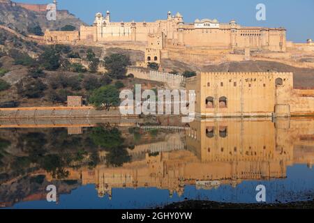 Das Amber Fort spiegelt sich in den Maotha-See, Jaipur, Indien Stockfoto