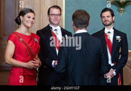 Stockholm, Schweden. September 2021. Kronprinzessin Victoria (l.) und Prinz Daniel von Schweden (2. V.l.) begrüßen zusammen mit Prinz Carl Philip (r.) die Gäste vor einem Abendessen zu Ehren des deutschen Präsidenten und seiner Frau im Königspalast. Präsident Steinmeier und seine Frau sind auf Einladung des schwedischen Königspaares zu einem dreitägigen Staatsbesuch in Schweden. Quelle: Bernd von Jutrczenka/dpa/Alamy Live News Stockfoto