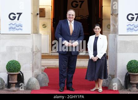 Innenminister Priti Patel begrüßt Michael Ellis QC MP zu einem Empfang im Lancaster House, London, im Vorfeld eines Treffens mit den Innen- und Sicherheitsministern der G7. Bilddatum: Dienstag, 7. September 2021. Stockfoto