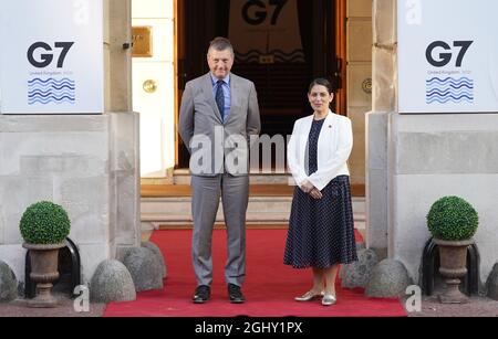 Innenminister Priti Patel begrüßt den stellvertretenden kanadischen Minister für öffentliche Sicherheit Rob Stewart zu einem Empfang im Lancaster House, London, im Vorfeld eines Treffens mit den Innen- und Sicherheitsministern der G7. Bilddatum: Dienstag, 7. September 2021. Stockfoto