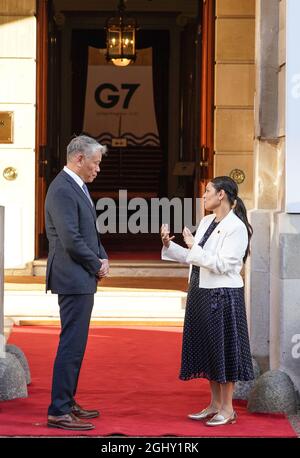 Innenminister Priti Patel begrüßt John Tien, den stellvertretenden US-amerikanischen Minister für innere Sicherheit, zu einem Empfang im Lancaster House, London, im Vorfeld eines Treffens mit den Innen- und Sicherheitsministern der G7. Bilddatum: Dienstag, 7. September 2021. Stockfoto