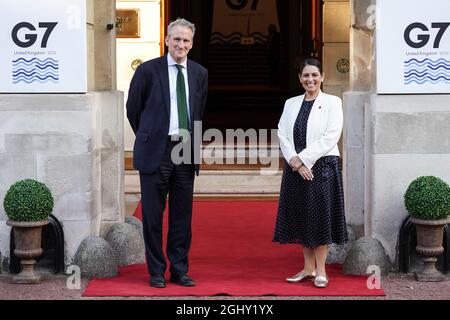 Innenminister Priti Patel begrüßt den britischen Sicherheitsminister Damian Hinds zu einem Empfang im Lancaster House, London, im Vorfeld eines Treffens mit den Innen- und Sicherheitsministern der G7. Bilddatum: Dienstag, 7. September 2021. Stockfoto