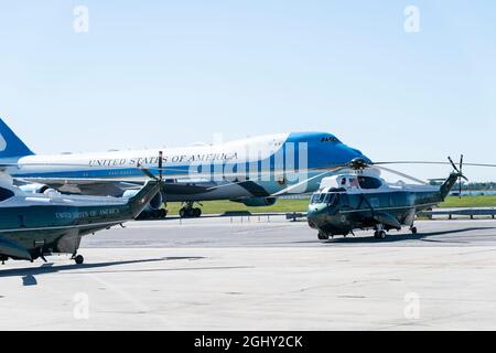 New York, Japan. September 2021. Am 7. September 2021 treffen Flugzeuge der Air Force One mit Präsident Joe Biden an Bord in New York am Flughafen JFK ein. Präsident Biden kam an, um die Schäden zu untersuchen, die durch den Hurrikan Ida in New Jersey und New York City verursacht wurden, und aufzuzeigen, wie sich der Klimawandel auf das Leben der Menschen auswirkt und sofortige Interventionen erfordert, um für seinen umfassenden Infrastrukturplan zu arbeiten. (Foto von Lev Radin/Sipa USA) Quelle: SIPA USA/Alamy Live News Stockfoto