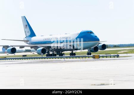 New York, Japan. September 2021. Am 7. September 2021 treffen Flugzeuge der Air Force One mit Präsident Joe Biden an Bord in New York am Flughafen JFK ein. Präsident Biden kam an, um die Schäden zu untersuchen, die durch den Hurrikan Ida in New Jersey und New York City verursacht wurden, und aufzuzeigen, wie sich der Klimawandel auf das Leben der Menschen auswirkt und sofortige Interventionen erfordert, um für seinen umfassenden Infrastrukturplan zu arbeiten. (Foto von Lev Radin/Sipa USA) Quelle: SIPA USA/Alamy Live News Stockfoto