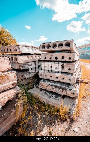 Gebrauchte Betonplatten lagen an sonnigen Tagen übereinander. Stockfoto