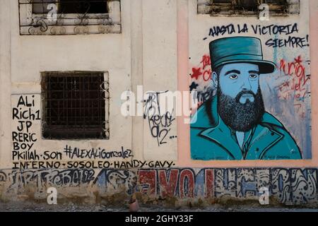 Ein Wandgemälde des Revolutionärs Fidel Castro in einer Seitenstraße in Havanna, Kuba. Stockfoto