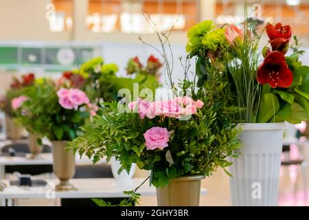 Farbenfrohe Blumensträuße - Rosen, Farne, Chrysanthemen, Amaryllis Stockfoto