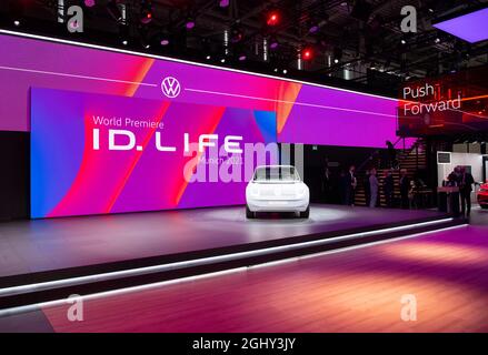 München, Deutschland. September 2021. Die Volkswagen 'ID. Life“ ist auf der Internationalen Automobil-Ausstellung (IAA Mobility) auf dem VW-Stand zu sehen. Quelle: Sven Hoppe/dpa/Alamy Live News Stockfoto