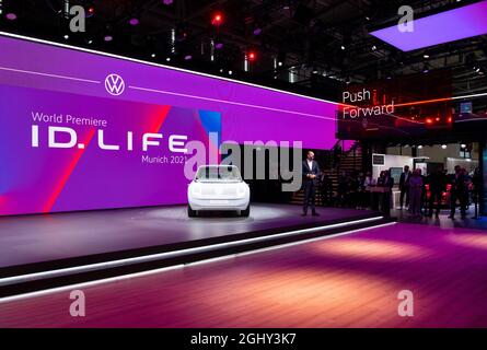 München, Deutschland. September 2021. Ralf Brandstätter, Mitglied des Vorstands der Marke Volkswagen, demonstriert auf der Internationalen Automobil-Ausstellung (IAA Mobility) auf dem VW-Stand die ID. Leben“. Quelle: Sven Hoppe/dpa/Alamy Live News Stockfoto