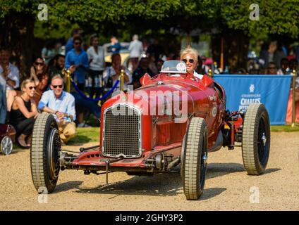 Jennie Taylor fährt mit ihrem wunderbaren Alfa Romeo P3 Tipo B aus dem Jahr 1932, um den Concours of Elegance's 1930er Award 2021 im Hampton Court Palace zu erhalten Stockfoto