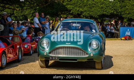 1961 Aston Martin DB4 GT Zagato wird gefahren, um den 2021 60s Award des Concours of Elegance zu erhalten Stockfoto