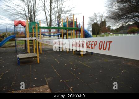 REEFTON, NEUSEELAND, 6. SEPTEMBER 2021: Schilder und Barrieren warnen Kinder vor einem öffentlichen Spielplatz während der Covid 19-Sperre in Neuseeland, 6. September 2021 Stockfoto