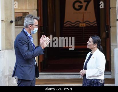 Innenminister Priti Patel begrüßt Olivier Noel Onidi, den stellvertretenden Generaldirektor für Inneres der EU-Kommission, zu einem Empfang im Lancaster House, London, im Vorfeld eines Treffens mit den Innen- und Sicherheitsministern der G7. Bilddatum: Dienstag, 7. September 2021. Stockfoto