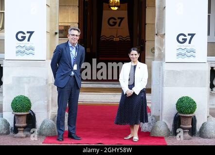 Innenminister Priti Patel begrüßt Olivier Noel Onidi, den stellvertretenden Generaldirektor für Inneres der EU-Kommission, zu einem Empfang im Lancaster House, London, im Vorfeld eines Treffens mit den Innen- und Sicherheitsministern der G7. Bilddatum: Dienstag, 7. September 2021. Stockfoto