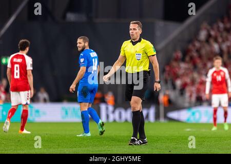 Kopenhagen, Dänemark. September 2021. Schiedsrichter Tobias Stieler wurde während der UEFA-WM-Qualifikation zwischen Dänemark und Israel in Parken in Kopenhagen gesehen. (Foto: Gonzales Photo/Alamy Live News Stockfoto