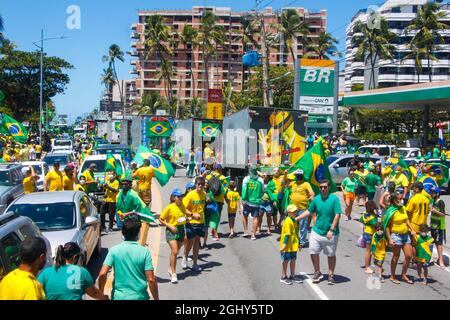 MACEI', AL - 07.09.2021: MANIFESTAÇÕES pro BOLSONARO EM MACEI' - Mehr als 40,000 Menschen waren bei den pro Bolsonaro-Demonstrationen in Maceió anwesend, Die Demonstranten, die um 10 Uhr vom Vera Arruda-Korridor am Strand von Jatiúca in Richtung Gogó da Ema-Platz am Strand von Ponta Verde gingen, waren grün und gelb gekleidet. Sie drängten die Avenida Alvaro Calheiros, die Hauptstraße, die die Strände von Jatiúca und Ponta Verde verbindet. (Foto: GUIDO JR./Fotoarena) Stockfoto