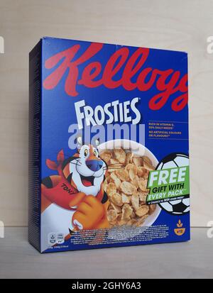 BATTLE CREEK, USA - CA. JULI 2021: Schachtel mit Kelloggs Fröschen Stockfoto