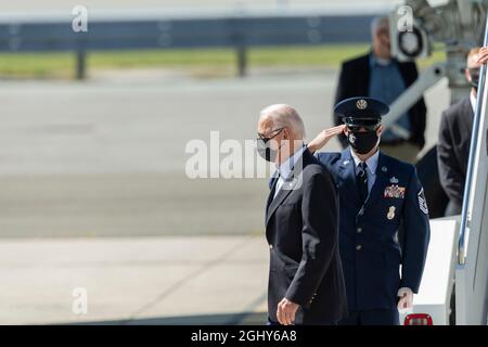 New York, Usa. September 2021. Präsident Joe Biden erreicht den Flughafen JFK mit Air Force One. Präsident Biden kam an, um die Schäden zu untersuchen, die durch den Hurrikan Ida in New Jersey und New York City verursacht wurden, und aufzuzeigen, wie sich der Klimawandel auf das Leben der Menschen auswirkt und sofortige Interventionen erfordert, um für seinen umfassenden Infrastrukturplan zu arbeiten. (Foto von Lev Radin/Pacific Press) Quelle: Pacific Press Media Production Corp./Alamy Live News Stockfoto