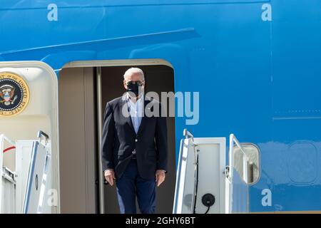 New York, Usa. September 2021. Präsident Joe Biden erreicht den Flughafen JFK mit Air Force One. Präsident Biden kam an, um die Schäden zu untersuchen, die durch den Hurrikan Ida in New Jersey und New York City verursacht wurden, und aufzuzeigen, wie sich der Klimawandel auf das Leben der Menschen auswirkt und sofortige Interventionen erfordert, um für seinen umfassenden Infrastrukturplan zu arbeiten. (Foto von Lev Radin/Pacific Press) Quelle: Pacific Press Media Production Corp./Alamy Live News Stockfoto