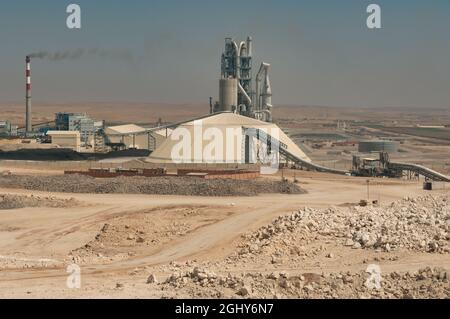 Raqqa, Syrien. 16. August 2011 Lafarge Cement Company in der syrischen Wüste bei Raqqa in Syrien Stockfoto