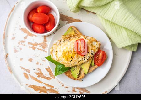 Avocado Toast Frühstück mit Spiegelei, Blick von oben. Stockfoto